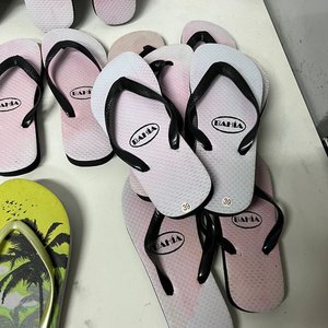 Lote de 13 Pares de Ojotas y Chinelas Variadas - imagen 4
