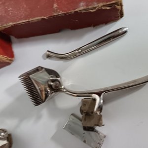 Set de Barbería Antiguo: Máquina de Cortar Pelo, Navaja y Más - imagen 2