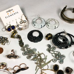 Lote Variado de Bijouterie: Aros, Pulseras y Anillos - imagen 4