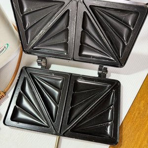 Lote de Electrodomésticos: Tostadora Cuori, Batidora Manual, Jarra Eléctrica Fantástico y Sandwichera - imagen 7