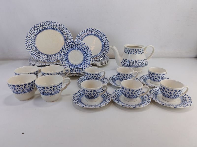 Vajilla Azul y Blanca: Un Conjunto de Piezas Decorativas - imagen 1