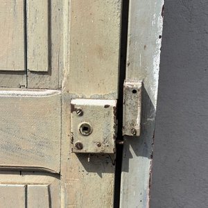 Puerta de Madera Entablerada con Cerradura Antigua - imagen 5