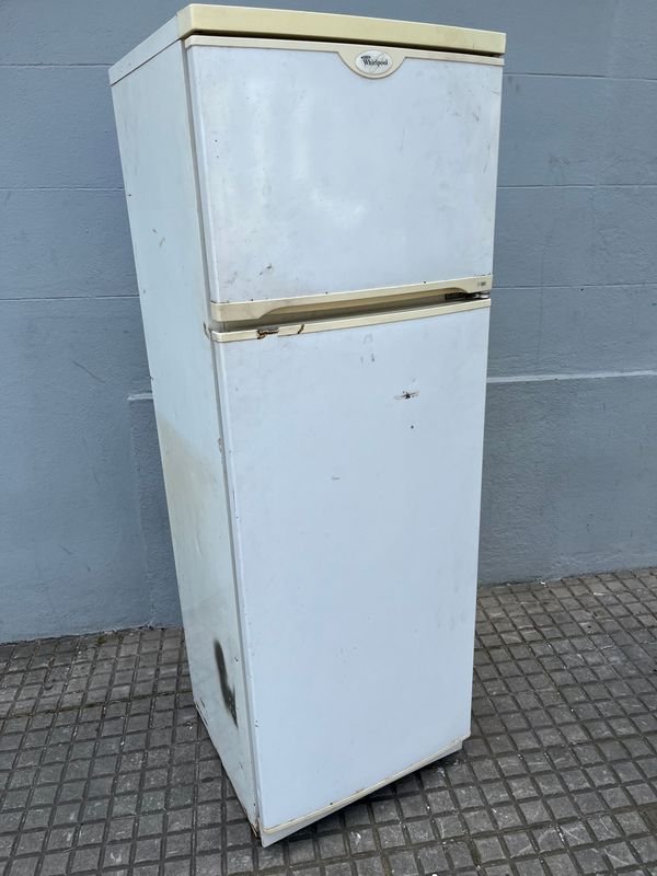 Heladera Whirlpool Blanca de 2 Puertas con Freezer