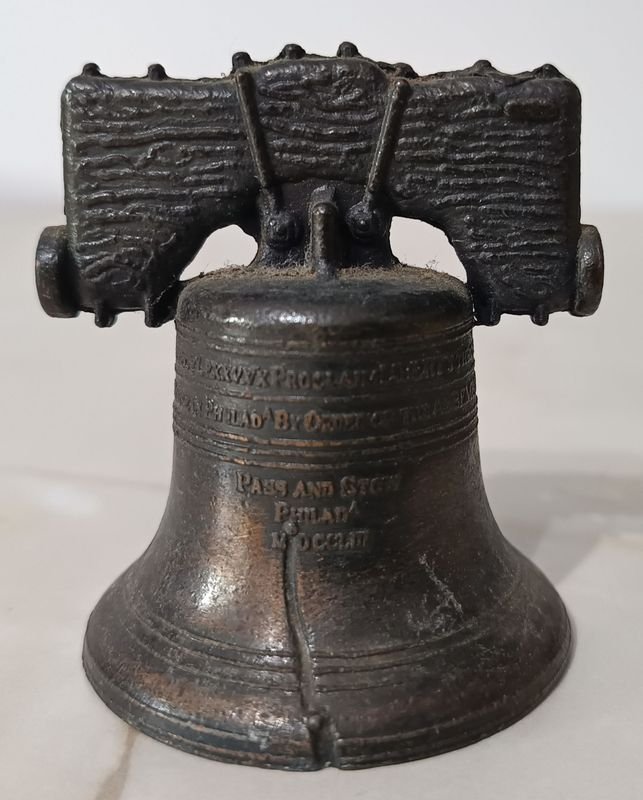 Lote siguiente: Réplica de la Campana de la Libertad en Metal Bronceado