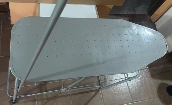 Tabla de Planchar Plegable de Metal Gris con Ruedas - imagen 1