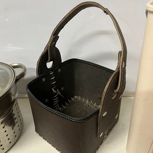 Lote de 5 Artículos de Cocina y Hogar: Asadera, Colador, Matera, Soporte Plancha y Balde - imagen 6