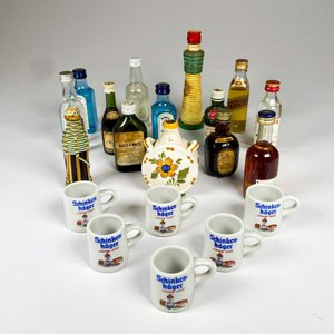 Catorce botellitas coleccion y seis jarritos cerámica mauá - imagen 1