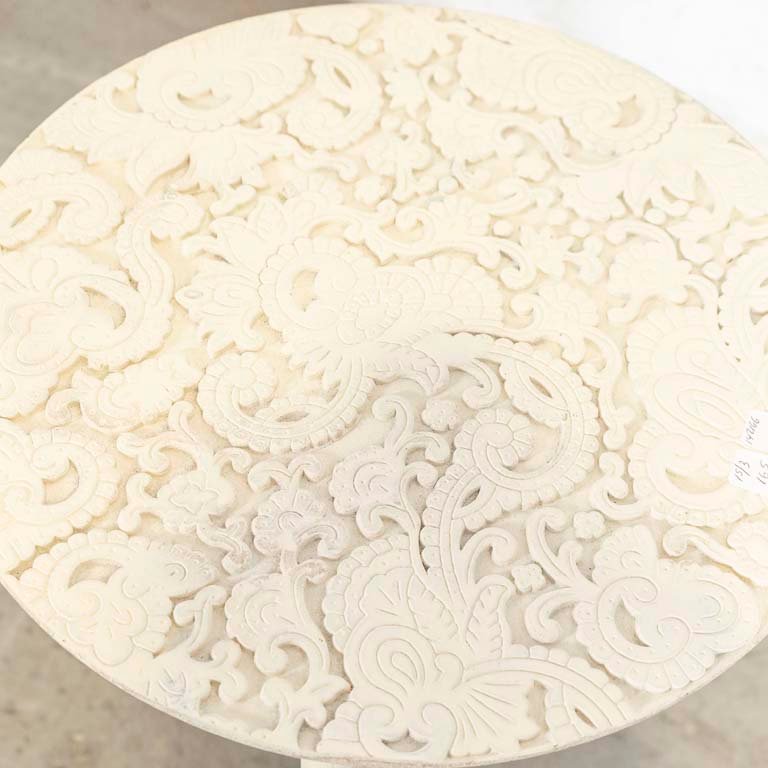 Mesa de living circular con tapa tallada y patas de tres patas - imagen 2