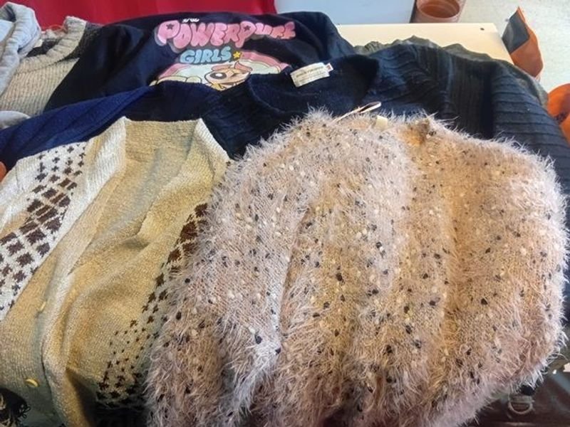 Lote de pretemporada con buzos y sacos en hilo, lana y polar - imagen 2