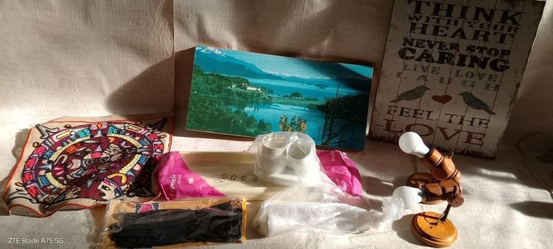 Lote Variado: Murales, Tapiz, Accesorios de Baño y Apliques de Madera