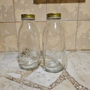 Dos Envases de Vidrio con Tapa Dorada - imagen 3