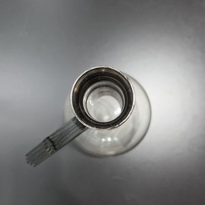 Jarra o Decantador de Vidrio Transparente con Detalles Metálicos - imagen 4