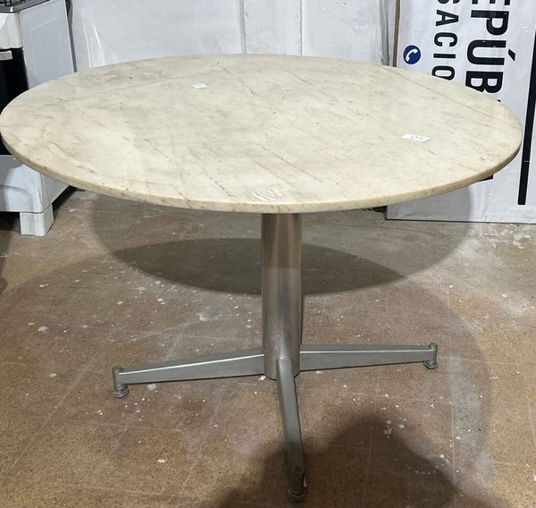 Mesa de mármol con base metálica
