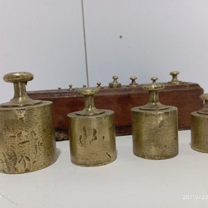 Antiguo Cepo de Madera con 12 Pesas de Bronce - imagen 3