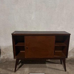 Mueble de Madera con Puertas Corredizas Estilo Mid-Century - imagen 1