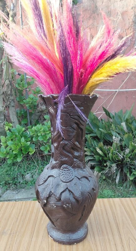 Florero Marrón Alto con Detalles Florales y Plumas Decorativas - imagen 1