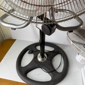 Ventilador de Pie Green Air (no funciona) y Ventilador de Pared Recco (funcionando) - imagen 2