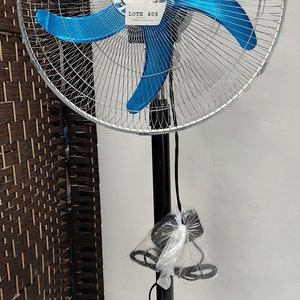 Ventilador de Pie Oscilante con 5 Paletas Metálicas Azules - imagen 2