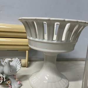 Lote de Vajilla y Decoración: Centro de Mesa, Florero, Taza y Adorno - imagen 3