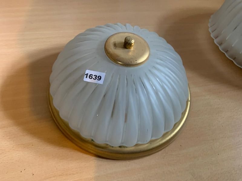 Lote anterior: Lámpara de techo con base de bronce y tulipa de vidrio esmerilado