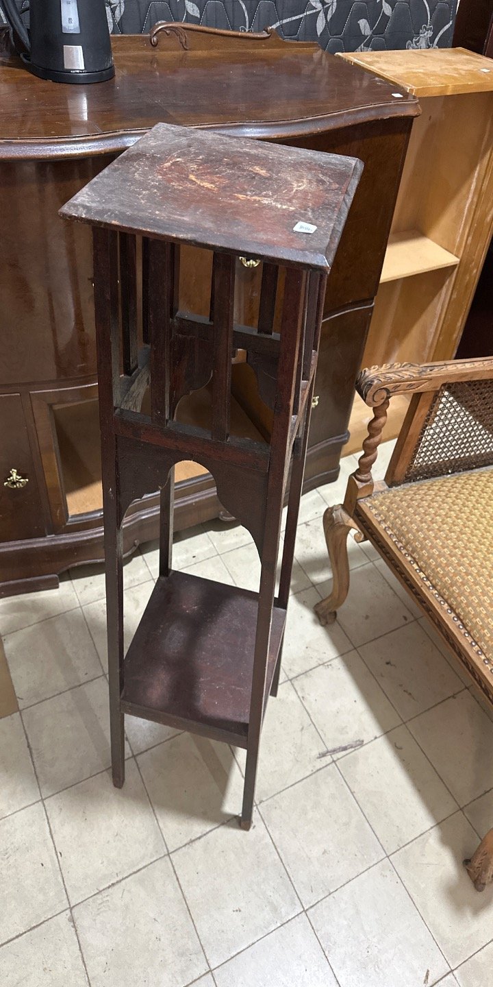 Lote siguiente: Peana de madera con detalles tallados