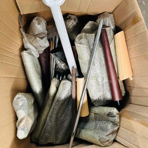 Caja con Porta Toallas Desarmados y Patas de Muebles Varias - imagen 1