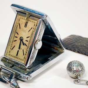 Reloj de Bolsillo Dama Metal Rectangular con Cadena y Estuche Bordo - imagen 3