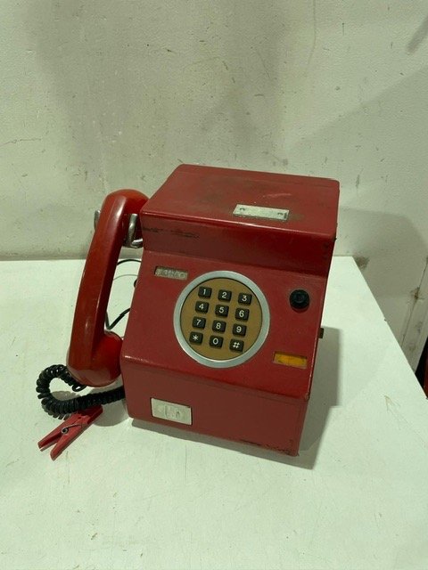 Lote siguiente: Teléfono antiguo rojo con diseño clásico