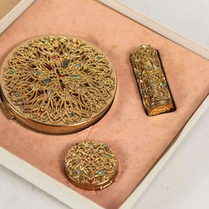 Set de Maquillaje Vintage: Polvera, Labial y Estuche de Metal Dorado con Cristales - imagen 2