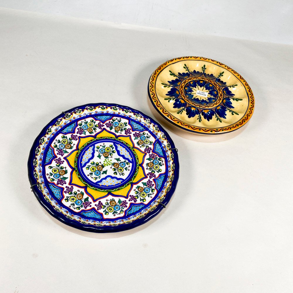 Lote siguiente: Platos decorativos multicolores en cerámica