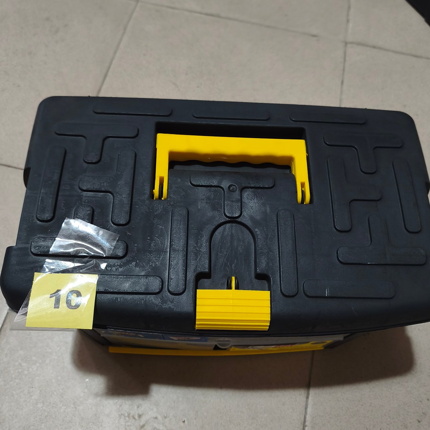 Caja de Herramientas Portátil Negra con Manija Amarilla