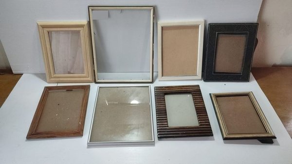 Lote de 8 Portarretratos Modernos de Madera y Cuero Sintético