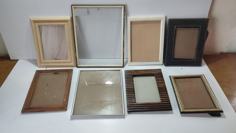 Lote de 8 Portarretratos Modernos de Madera y Cuero Sintético