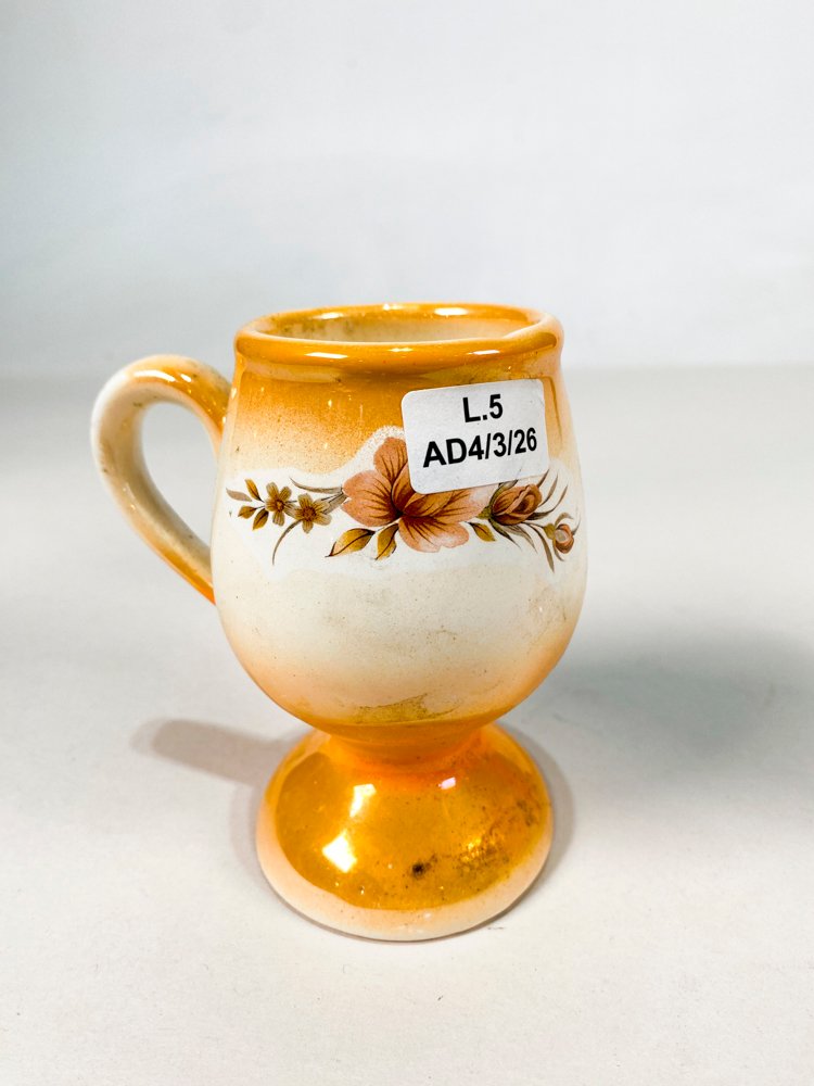 Dos copas de loza con diseño diferente y monograma - imagen 3