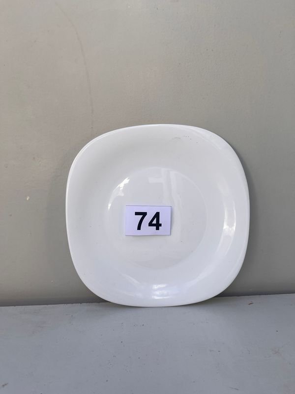 Platos de porcelana blanca con etiqueta '74' - imagen 2