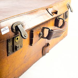 Valija Antigua de Cuero Marrón con Libros y Revistas - imagen 2