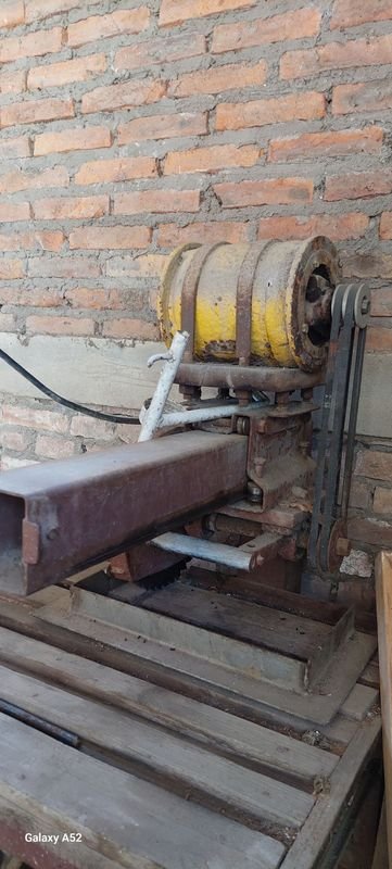 Mesa de trabajo con motor eléctrico en mal estado - imagen 3