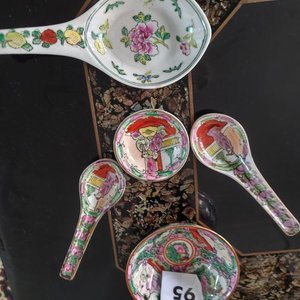 Conjunto de Cucharas y Cuencos de Porcelana Japonesa con Decoración Floral - imagen 1