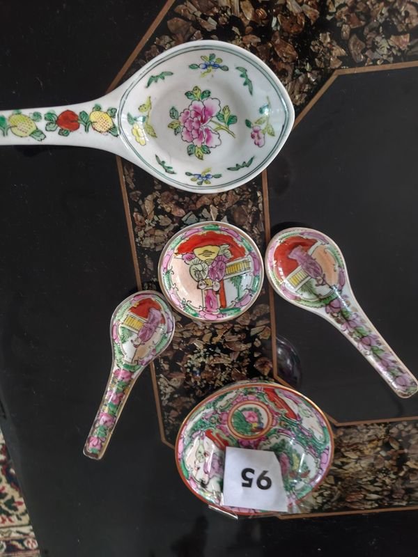 Conjunto de Cucharas y Cuencos de Porcelana Japonesa con Decoración Floral