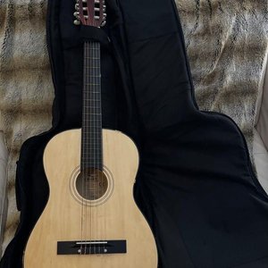Lote anterior: Guitarra Clásica Clark con Estuche, Afinador y Capotraste