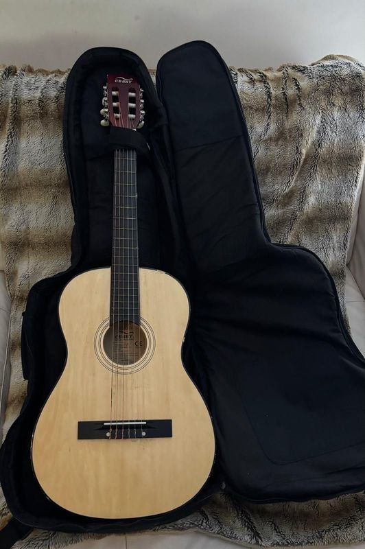 Guitarra Clásica Clark con Estuche, Afinador y Capotraste