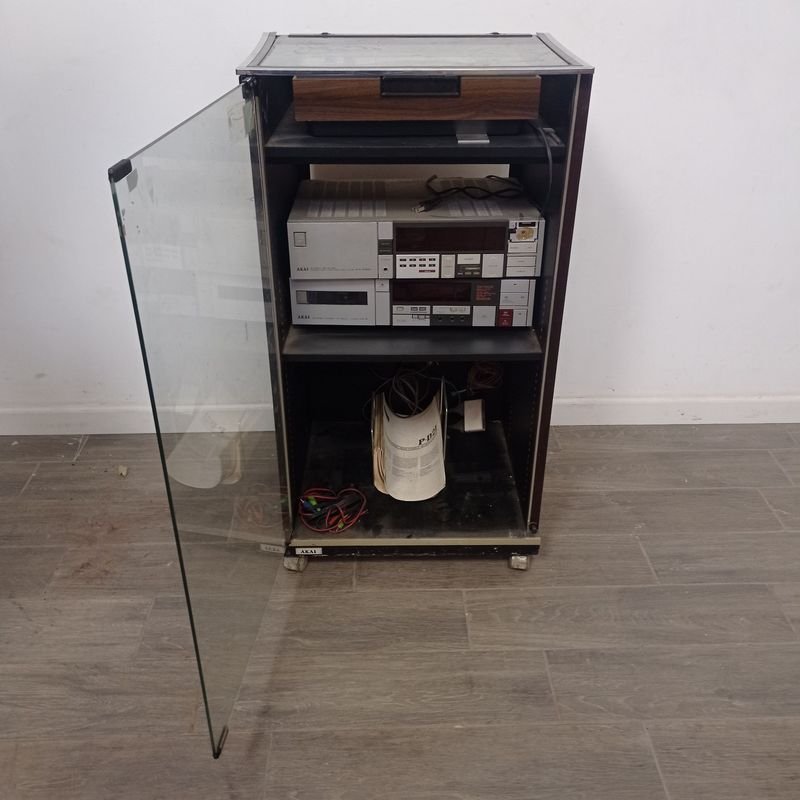 Equipo de música AKAI con mueble en venta