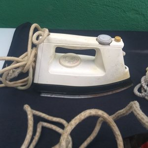 Lote de 3 Planchas Eléctricas, Dos a Vapor - imagen 2