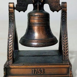 Sacapuntas Metálico Coleccionable: Campana de la Libertad Bronce Antiguo - imagen 2