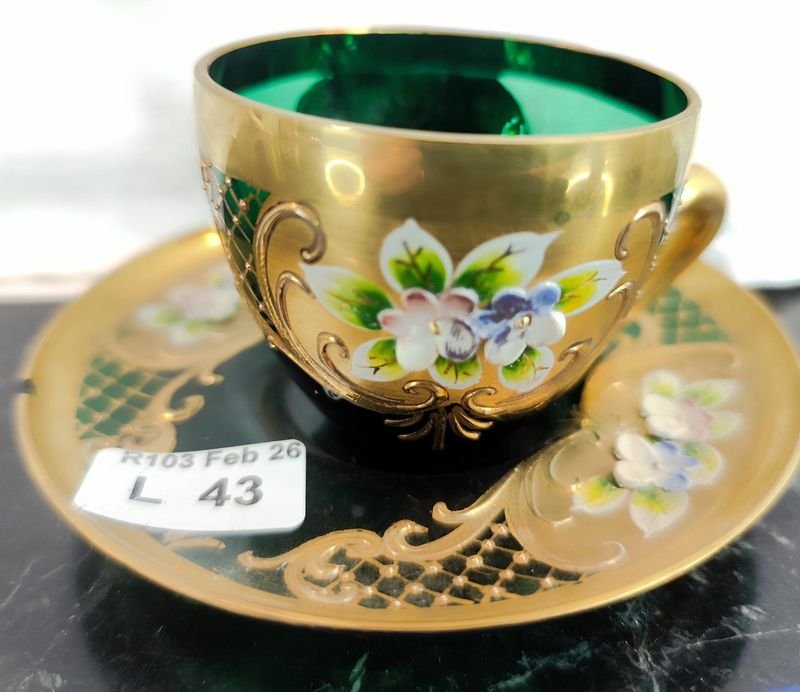 Lote siguiente: Platito y tacita de café demitasse en vidrio verde con diseño floral