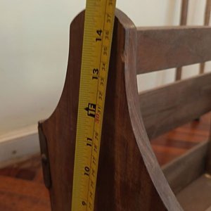 Revistero de Madera con Dos Bastones y Plato Decorativo - imagen 6