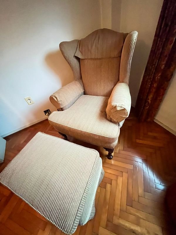 Butaca Clásica con Piecera Tapizada en Pana