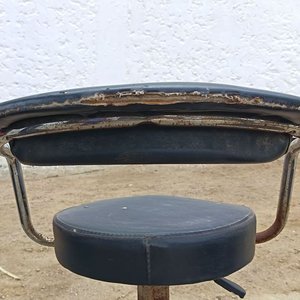 Dos Sillas de Oficina y Taburete con Detalles – Se Vende a la Vista - imagen 4