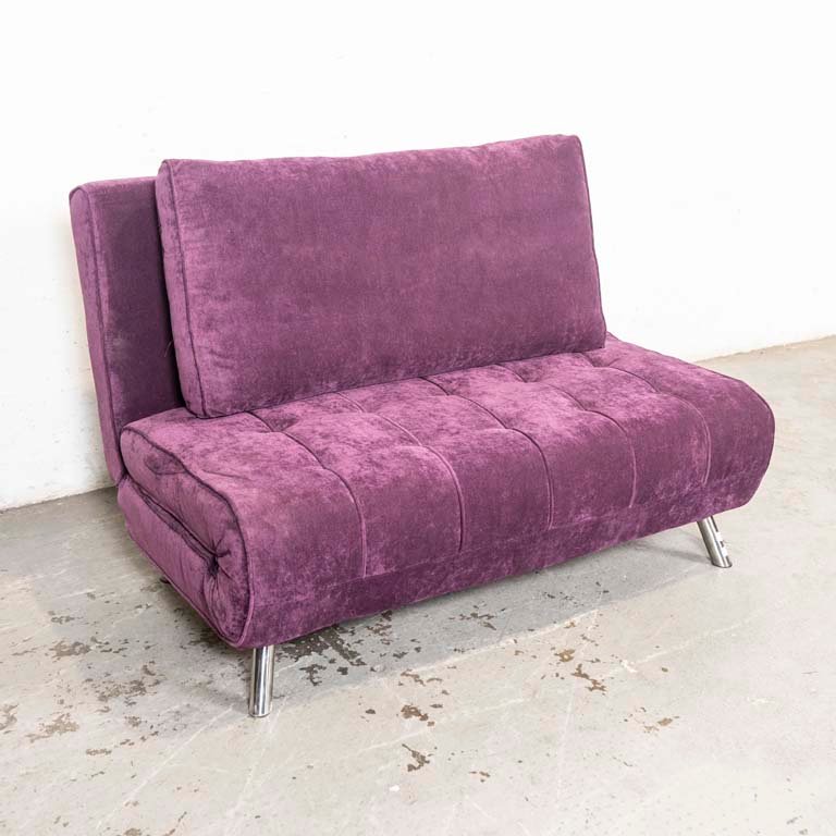 Lote siguiente: Sofá cama de dos cuerpos con tapizado violeta y patas cromadas