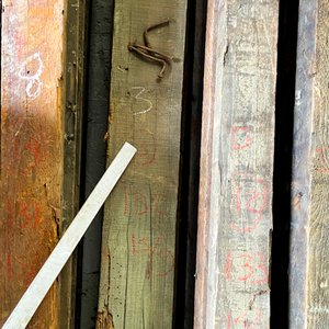 Tres Tirantes de Madera de Pinotea y Pino con Detalles - imagen 4